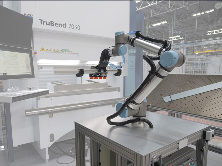 How Cobots Work with CNC Machines